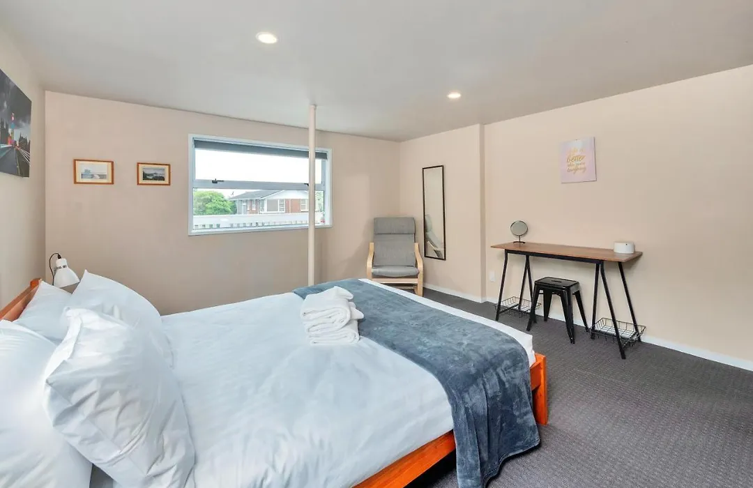 Sunny Side Getaway With Parking And Aircon-1