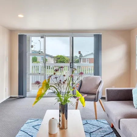Sunny Side Getaway With Parking And Aircon-2